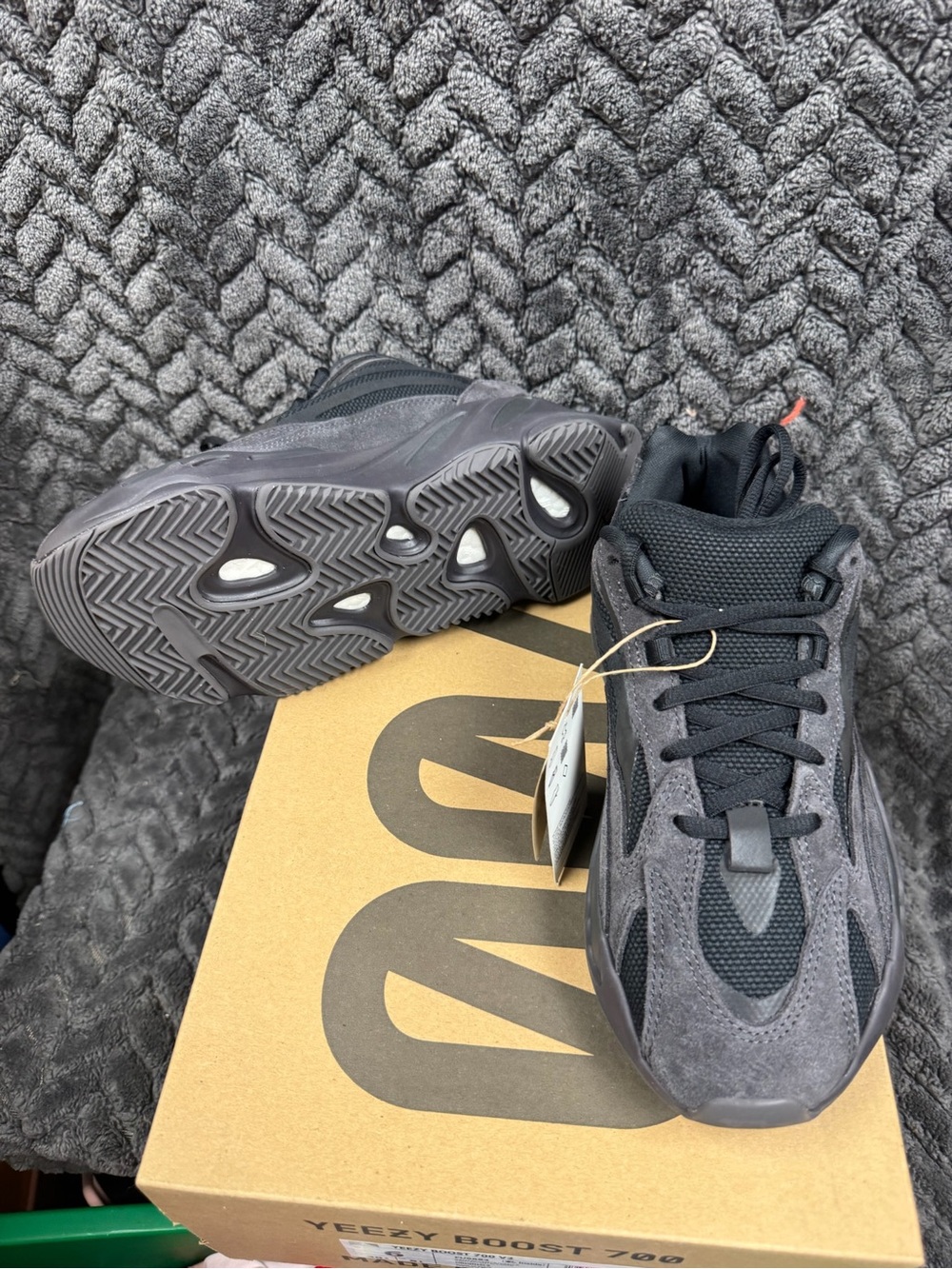Yeezy Boost 700 V2 Vanta